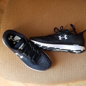 Under Armour womans size 8 sneakers